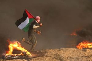 إصابة 122 مشاركًا بمسيرة العودة بغزة في جمعة 