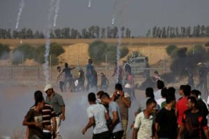 إصابة 63 فلسطينيًا في الجمعة الـ70 لمسيرة العودة بغزة