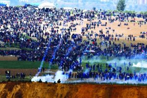 مركز حقوقي إسرائيلي: قنابل الغاز سلاح قاتل ضد متظاهري العودة بغزة