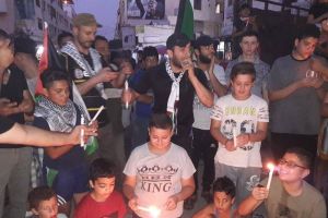 لاجئو لبنان يضيئون الشموع مع تواصل فعالياتهم الاحتجاجية