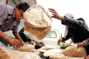 لاجئو مخيم درعا يجتهدون للحصول على رغيف الخبز