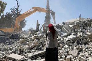 سلطات الاحتلال تهدم مسكنين وتعتقل 4 لاجئين بالضفة الغربية