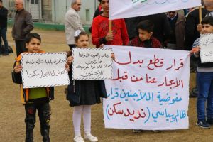 بغداد: مئات اللاجئين الفلسطينيين يحتجّون على وقف 