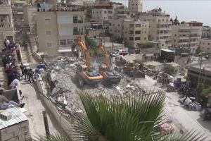 سلطات الاحتلال تجبر عائلة فلسطينية من مخيم شعفاط على هدم بنايتها