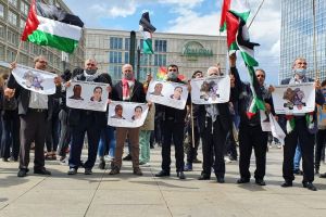 فلسطينيون يذكرون بعنصرية الاحتلال الإسرائيلي خلال مشاركتهم باعتصام في برلين