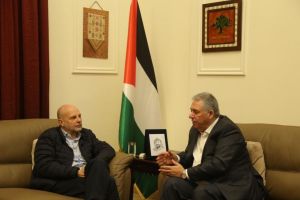 السفير الفلسطيني يبحث مع مدير عام الأونروا في لبنان أوضاع المخيمات