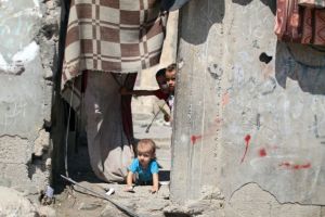 الأونروا: بعض سكان غزة يبحثون عن الطعام في القمامة