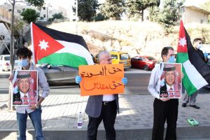 مئات الأردنيين يشكلون سلسلة بشرية رفضا للضم الإسرائيلي