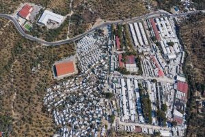 لاجئون فلسطينيون يطالبون بمساكن جديدة بعد حريق في مخيمهم باليونان
