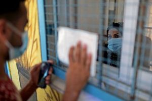 الأونروا تدفع رواتب موظفيها الفلسطينيين لكن أزمة التمويل مستمرة