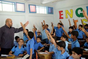 انطلاق توزيع منحة الطالب المتفوق في مدراس الأونروا بغزة