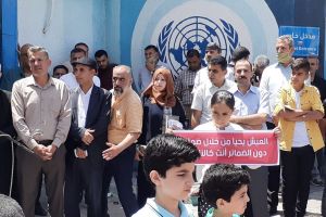 وقفة في غزة تحتج على فصل الأونروا عشرات الموظفين