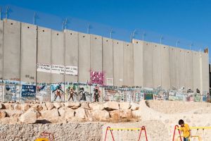 معرض صور على الجدار الفاصل يهدف للتصدي لسياسات الضم الإسرائيلية