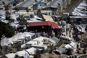 Palestinians among Hundreds of Homeless Refugees as Fire Tears through Migrant Camp on Greek Island