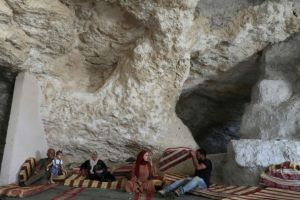 عائلة فلسطينية تعيش في مغارة مهددة بالطرد بقرار إسرائيلي