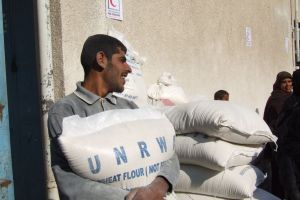لاجئون بغزة يشتكون من تباطؤ الأونروا بتوزيع المساعدات
