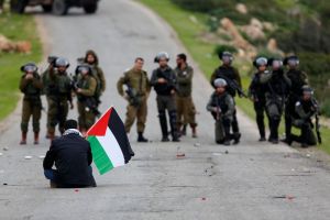 قناة عبرية تكشف عن صفقات إسرائيلية فاشلة لتهجير الفلسطينيين