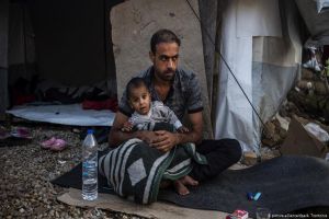 Palestinian Refugees Distressed as Greece Transfers 1,000 Migrants to Hotels