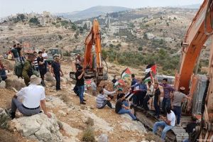 Palestinians Prevent Israeli Settlers from Stealing Land near Ramallah to Set Up an Illegal Outpost
