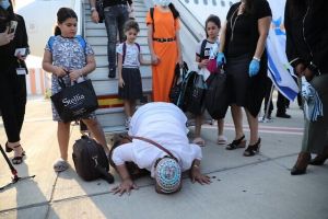 140 Jewish Immigrants from France Touch Down in Israel