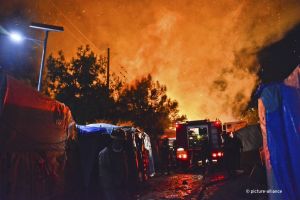 Palestinians among Hundreds of Displaced Migrants Appealing for Decent Shelter following Wildfire in Greek Camp  