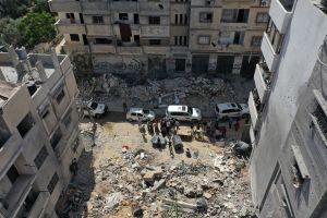 مفوض الأونروا يتفقد آثار الدمار بغزة: ملتزمون تجاه حقوق ورفاه لاجئي فلسطين
