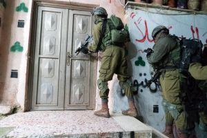 قوات الاحتلال تعتقل 7 فلسطينيين من مخيم العروب للاجئين