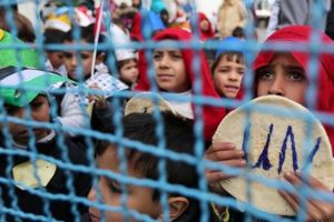 Kuwait Hands 5,000 Food Parcels to Palestinian Refugees