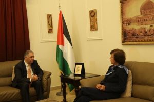 السفير الفلسطيني في لبنان يطلع مسؤولة أممية على أوضاع المخيمات