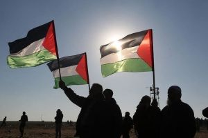 فلسطينيون يقيمون مخيما على أرض مهددة بالاستيطان