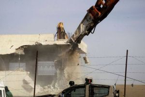 الاحتلال يخطر بهدم 10 مبانٍ في قرية الجيب بالقدس