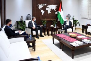 رئيس الوزراء الفلسطيني ومفوض الأونروا يناقشان أوضاع اللاجئين