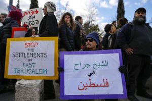 أسر فلسطينية تتظاهر ضد قرارات إسرائيلية بإخلاء منازلها بالقدس