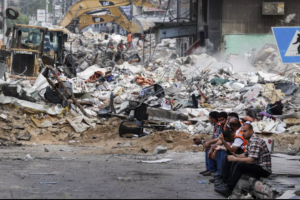 سكان غزة يتفقدون الدمار بعد انتهاء عدوان إسرائيلي شرس
