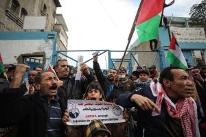 لاجئون فلسطينيون يتظاهرون بغزة ضد تقليصات مساعدات الأونروا