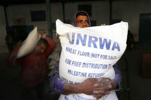 مسئول فلسطيني يطالب أونروا بوقف تطبيق نظام 