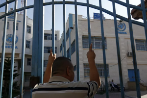 غضب بين اللاجئين الفلسطينيين جراء إغلاق مؤسسات الأونروا الصحية في لبنان