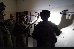 جيش الاحتلال يهدم منزلا ويخطر عمارة ومنازل بالضفة الغربية
