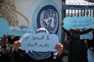 وكالة الأونروا تجمد عقود 250 معلما في غزة وسط تنديد فلسطيني