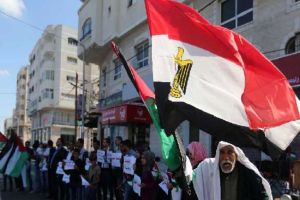 القاهرة: توزيع مساعدات مالية على العائلات الفلسطينية القادمة من سوريا
