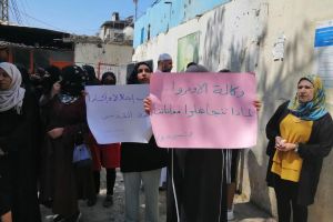 فلسطينيو سورية في لبنان يحتجون على تأخر الأونروا بصرف مستحقاتهم المالية