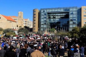 لاجئون فلسطينيون يغلقون مكتب الاونروا في بيروت