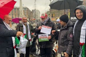 الجالية الفلسطينية في هولندا تكرّم مجموعة من المتضامنين الهولنديين