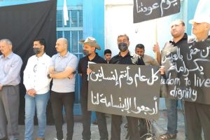 موظفو الأونروا المفصولون يستأنفون اعتصامهم أمام مقر الوكالة بغزة