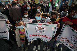 لاجئون بغزة يحتجون على تعديل الأونروا آلية صرف مساعداتها الغذائية