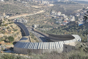 هيومن رايتس ووتش: الجدار الفاصل يقيد سبل عيش الفلسطينيين بالضفة