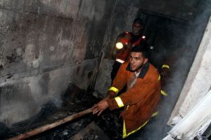 وفاة 21 فلسطينيا إثر حريق بمنزل في مخيم جباليا للاجئين شمال غزة