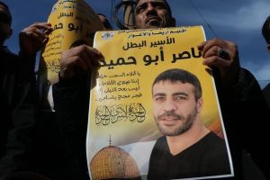 الإهمال الطبي بسجون الاحتلال يقتل الأسير ناصر أبو حميد من مخيم الأمعري