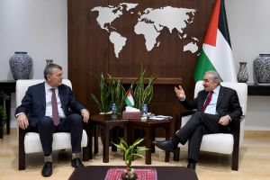 UNRWA Chief Discusses Financial Crisis with Palestinian PM