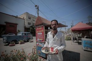 كيف يدفع الحصار في غزة المهنيين إلى البطالة؟